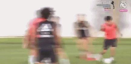 趣图：每日一酸，这该死的足球