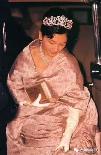 英国女王戴的超级超级珍贵的王冠,各国女王加冕皇冠图片