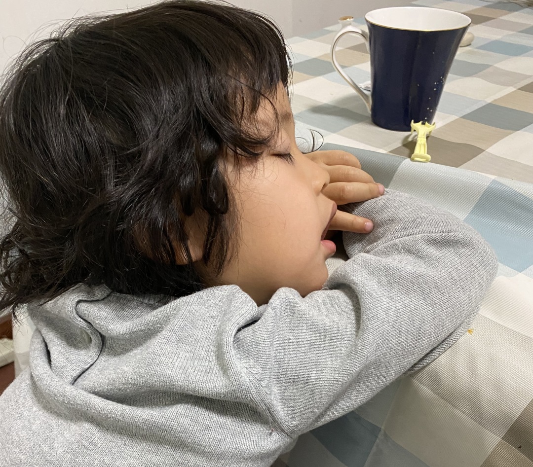 3岁孩子打呼噜感觉嗓子有东西,3岁孩子睡觉打呼噜还咳嗽一下