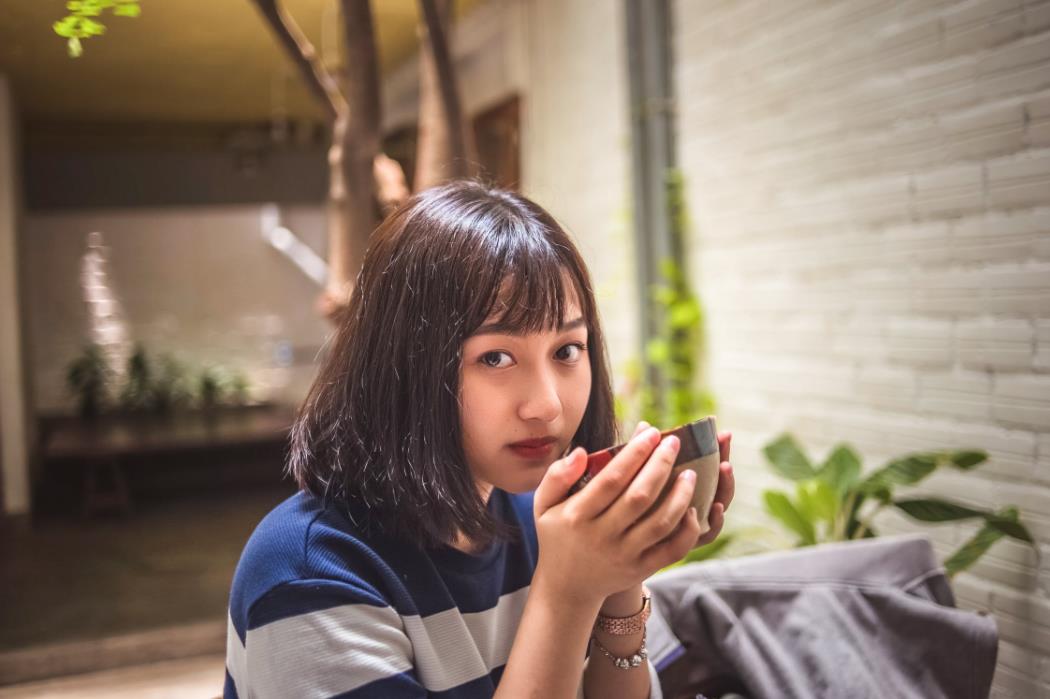 吸引女生而不是一味地付出,吸引一个人靠什么