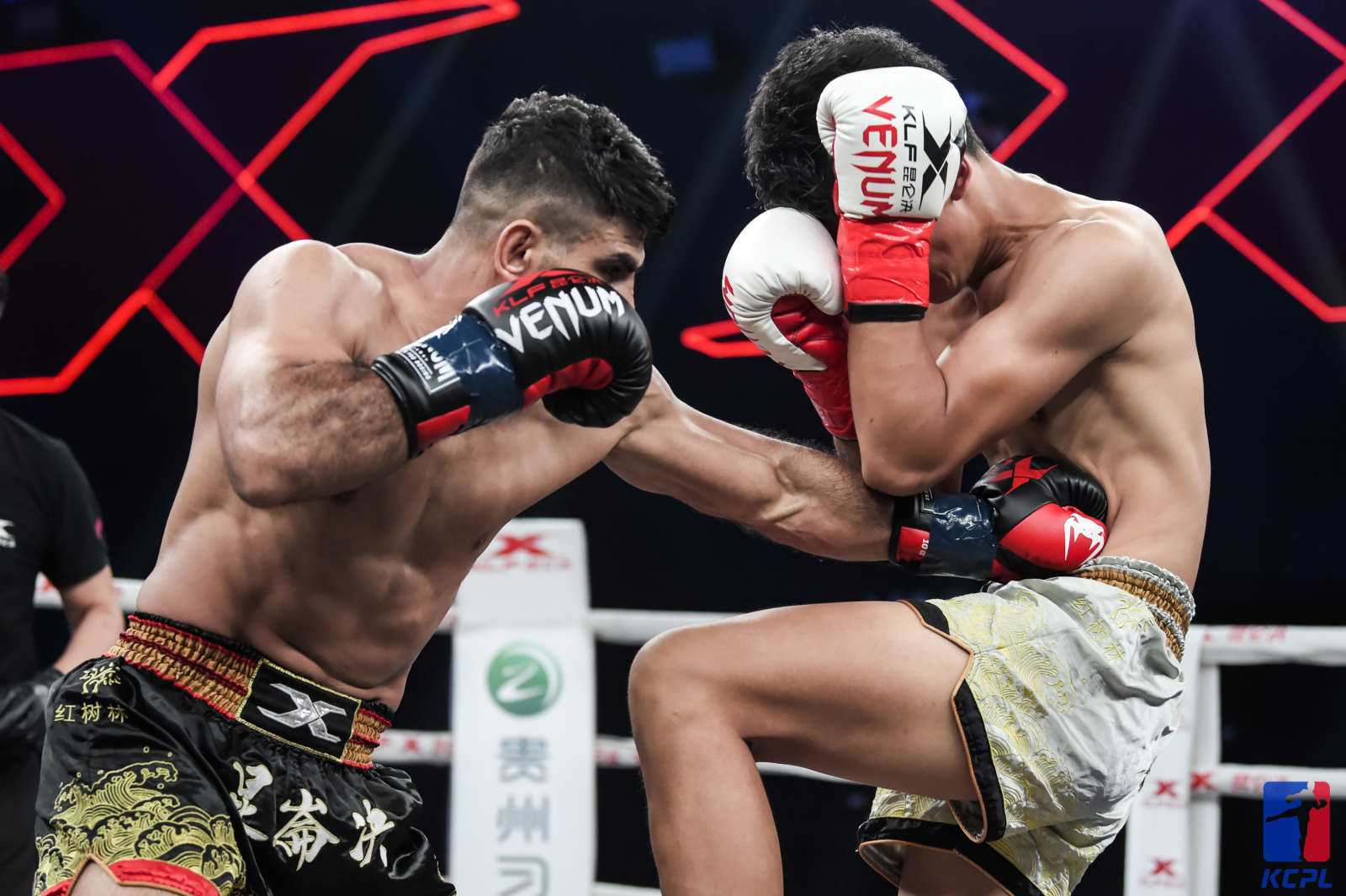 深圳大胜长沙重回南区榜首，莫森重拳出击收获TKO