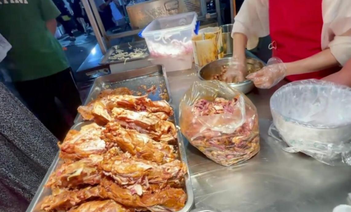 90后女孩辞职摆摊卖小吃,适合女生摆摊的网红小吃路边摊