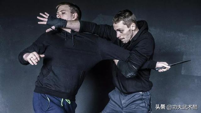 （动画）马伽术防棍术：躲避棍击、夺下短棍、击敌要害、使敌瘫倒