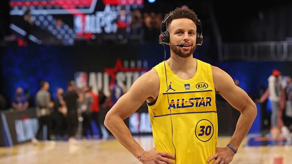 小卡退役球衣,美媒评现役25大球星