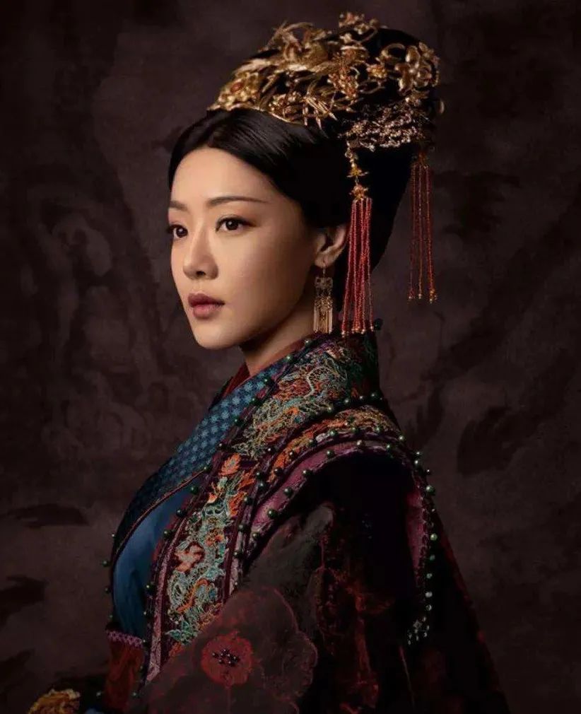 嘢！宫女小姐姐真来帮洗澡了，但会不会被母后打屁屁啊？