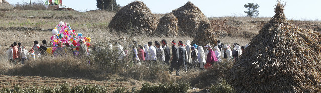 祖坟在别人家田里能埋新坟吗,祖坟在人家地里人家让迁坟怎么办