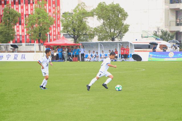 太厉害！这群在雨中跑了1小时的少年们，告诉你这场比赛有多强！