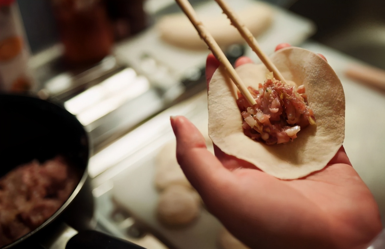 因为颈椎病，她连饺子都包不成
