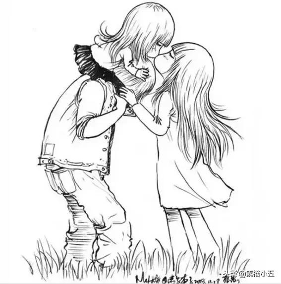 一个父亲给大家展示女儿画的画,给妈妈画一幅世界上最漂亮的画