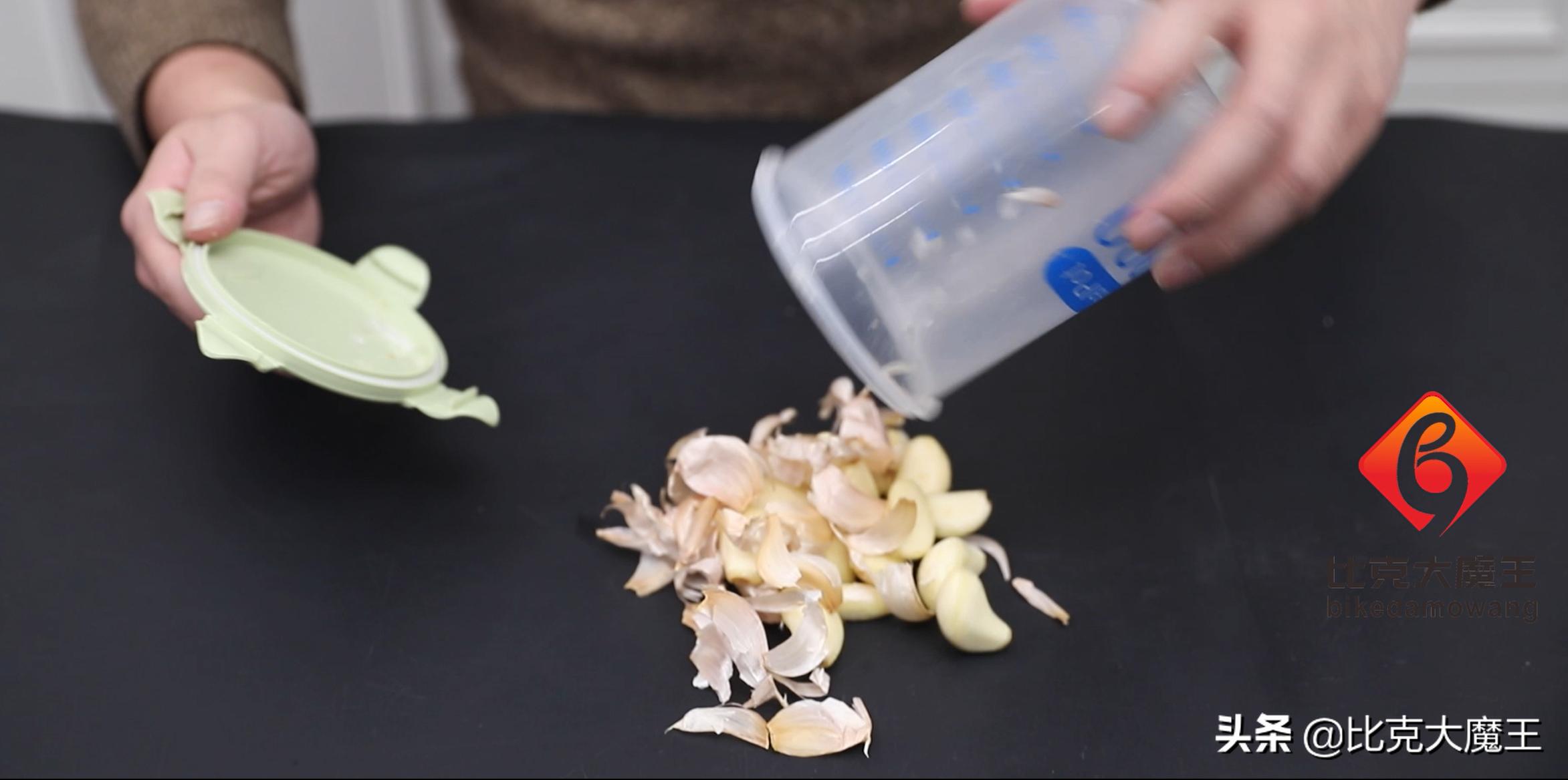 剥大蒜还有简单技巧，只需轻轻一搓，大蒜皮自动脱落，太方便了