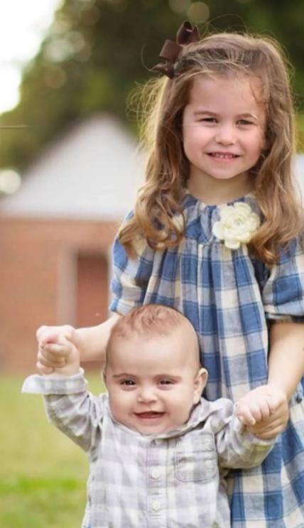 凯特夏洛特伊丽莎白对比图,凯特和女儿夏洛特