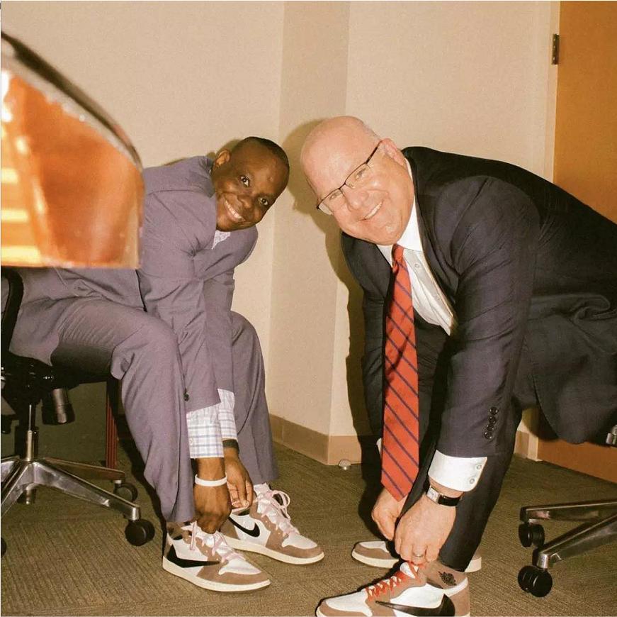 有许多配件的球鞋,如何让你的球鞋看起来更高级