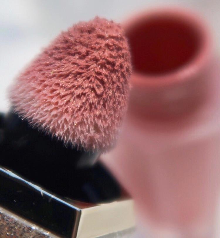 自然透粉的腮红,清冷感的裸色腮红