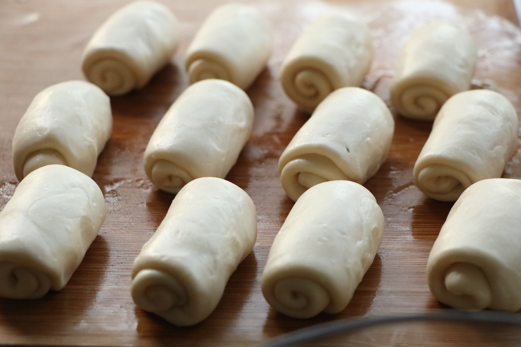 绿豆饼圆的厚的外皮像炸过一样,九度七冰皮绿豆饼外皮软糯