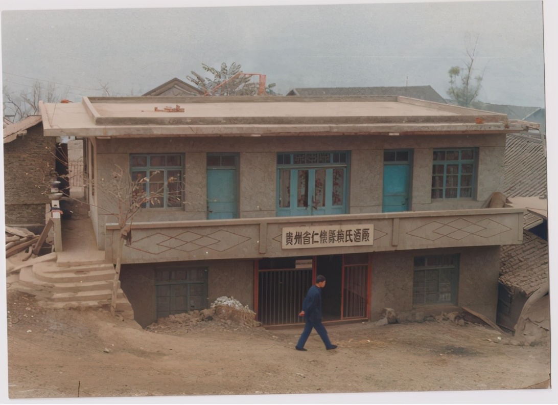 一口茅台一辆奔驰,一口下去喝掉一辆奔驰