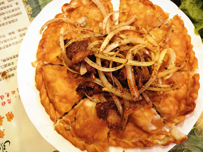 外媒首推京城*疆新**菜餐厅,东四胡同里的弯弯月亮