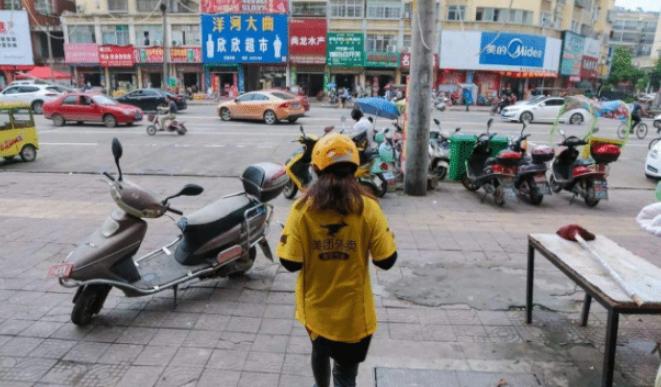 男同事点外卖,汤洒出一半,正要给差评,外卖小哥发来这种短信