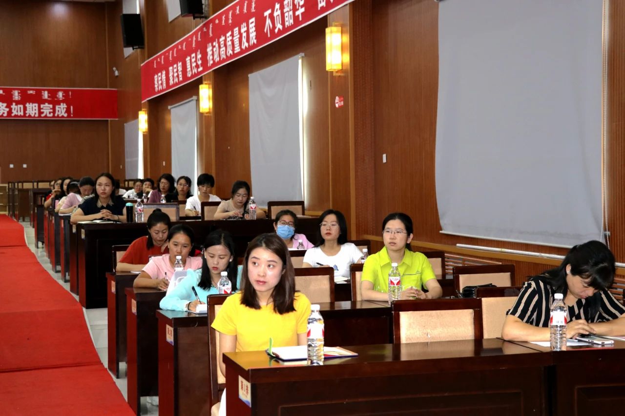 加强师资培训强化队伍建设,加强教育培训提高综合能力