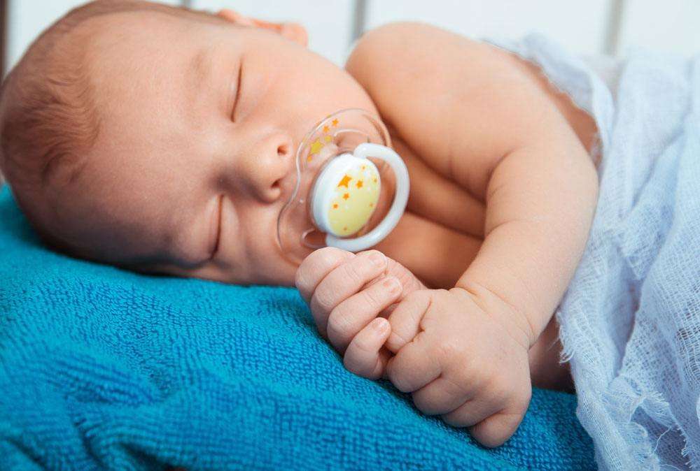 孩子蹬腿别光说可爱,可能是肠道问题,别不在意,孩子会长不高