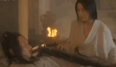 女顾客在健身房做肌肉拉伸,温州一健身房男员工帮女员工拉伸