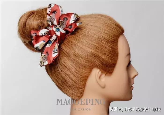 适合30-40岁减龄丸子头加发带,一根发带显脸小的发型