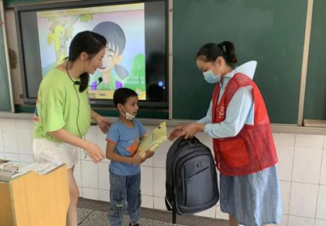 民族团结一家亲小学四年级作文,民族团结一家亲小学二年级