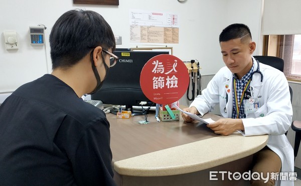 发烧37.5咳嗽有点痰是hiv吗,35岁男咳嗽的厉害不敢去医院检查