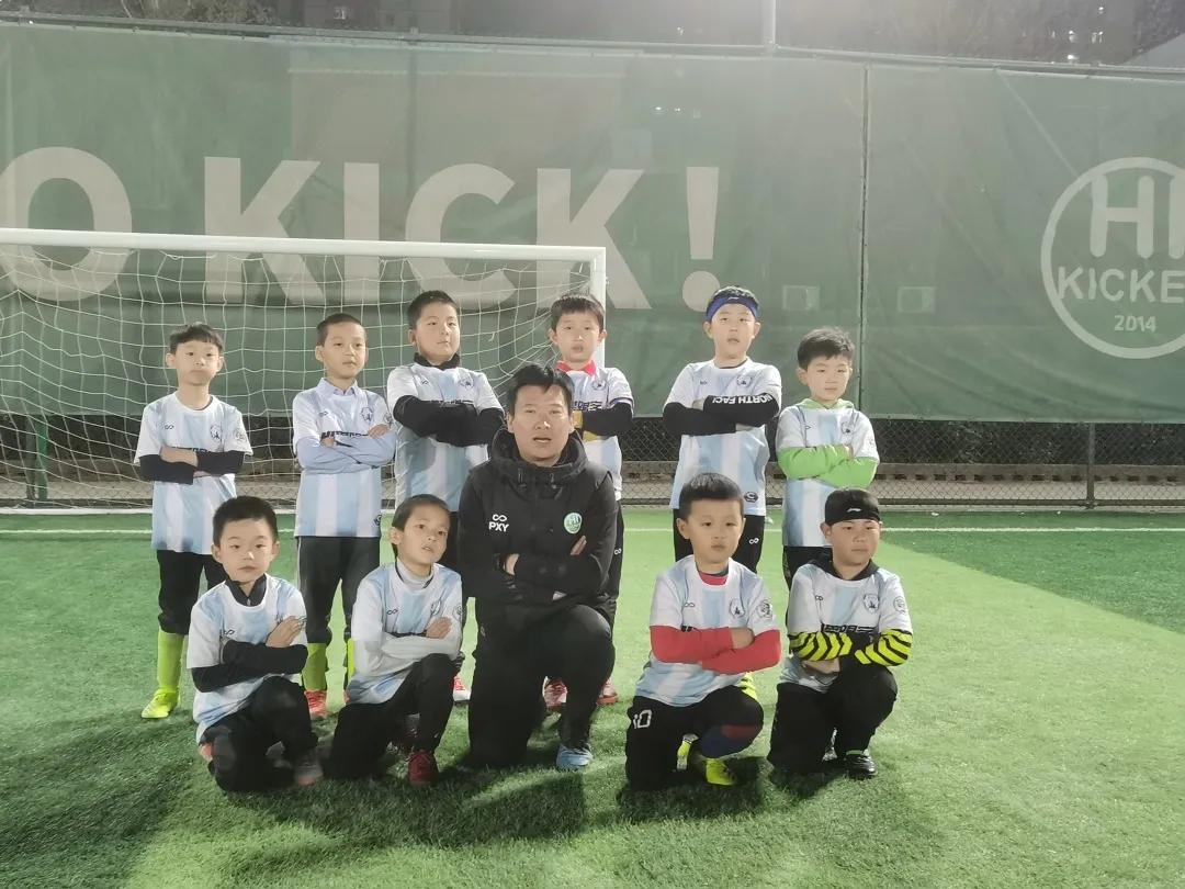 一个孩子的成长取决于哪些因素,一个18岁的小孩凭什么当足球教练