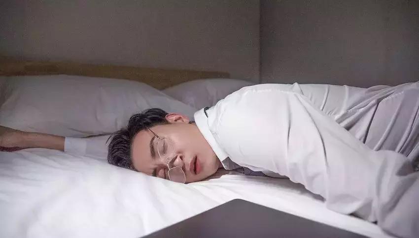 别再放纵自己了,别再沉溺于欲望