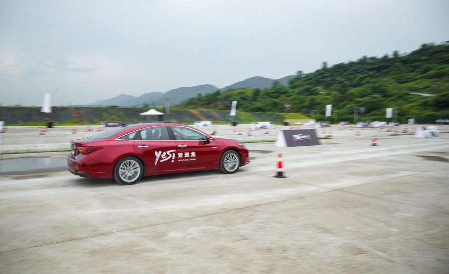 新款亚洲龙和凯美瑞哪个比较好,同级别的亚洲龙和凯美瑞对比