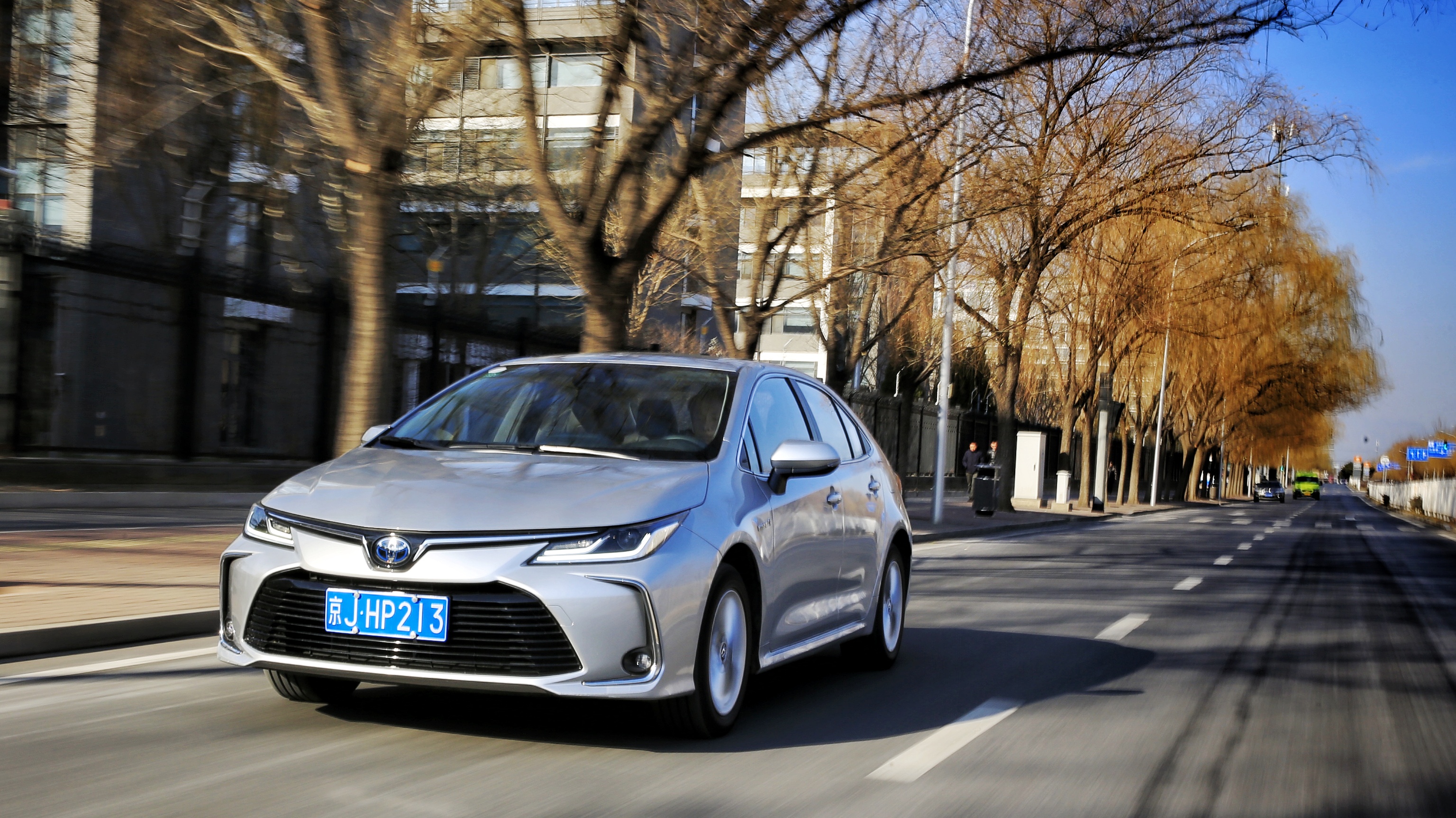 2020款卡罗拉双擎精英版试驾视频,卡罗拉双擎天青石2019款试驾