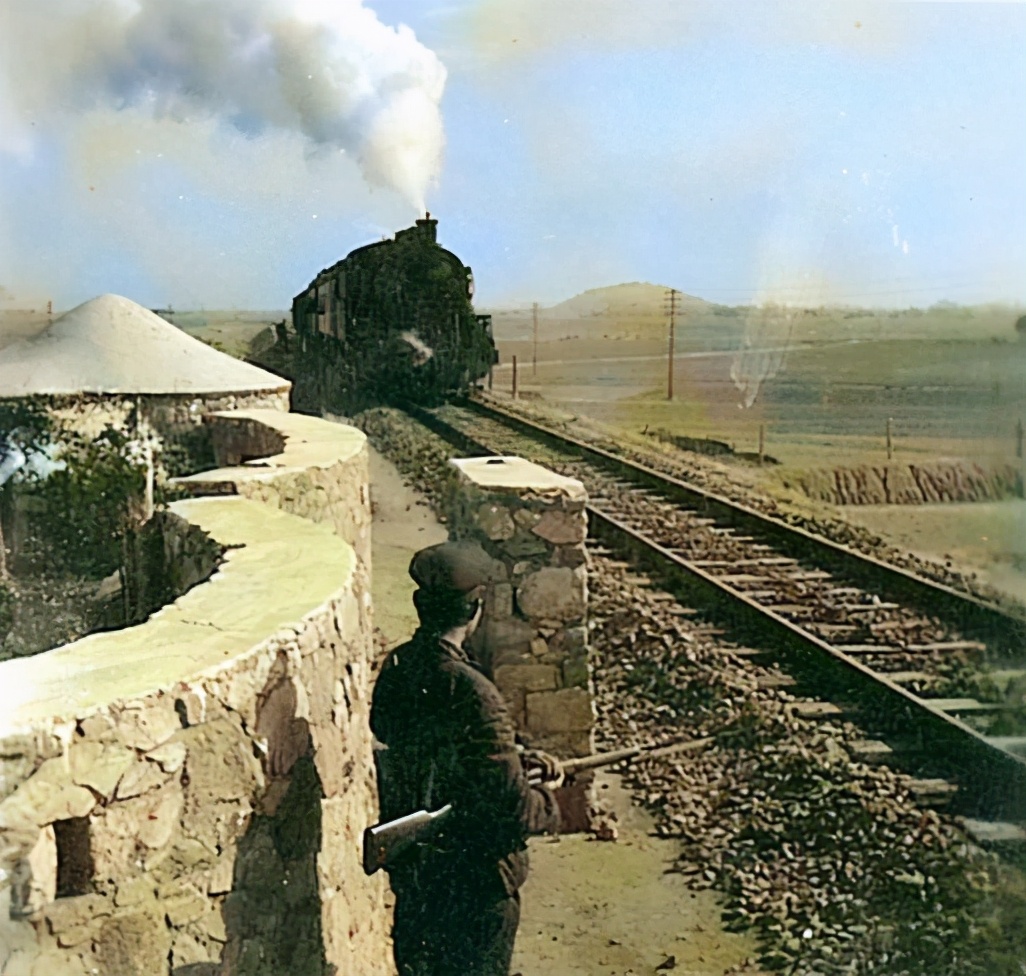 开国上将回故乡,看到警车封路并且隔开群众,怒问:耍什么排场?