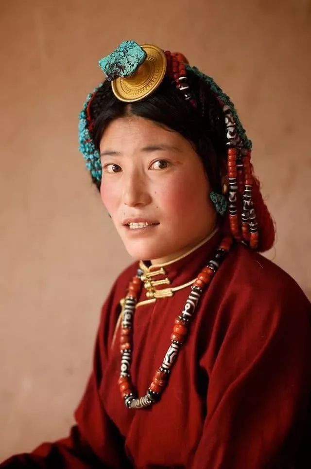 鉴别原矿绿松石真假,绿松石真假鉴别荧光灯