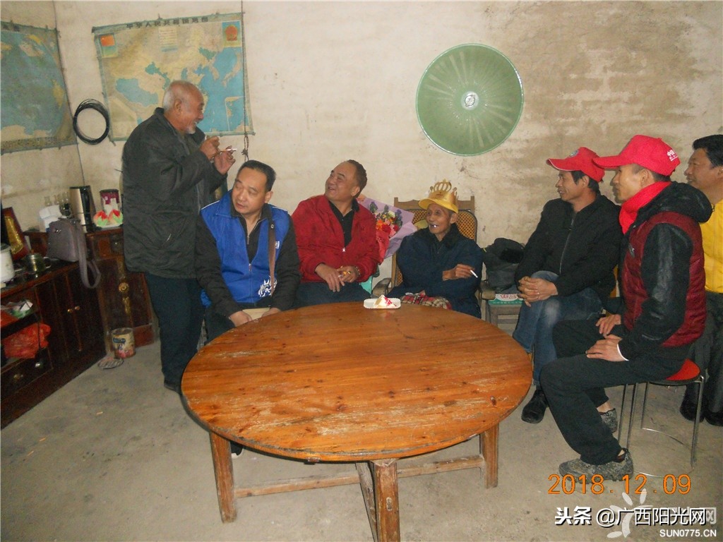 爱心志愿者给老人过集体生日,志愿者为103岁抗战老兵庆生