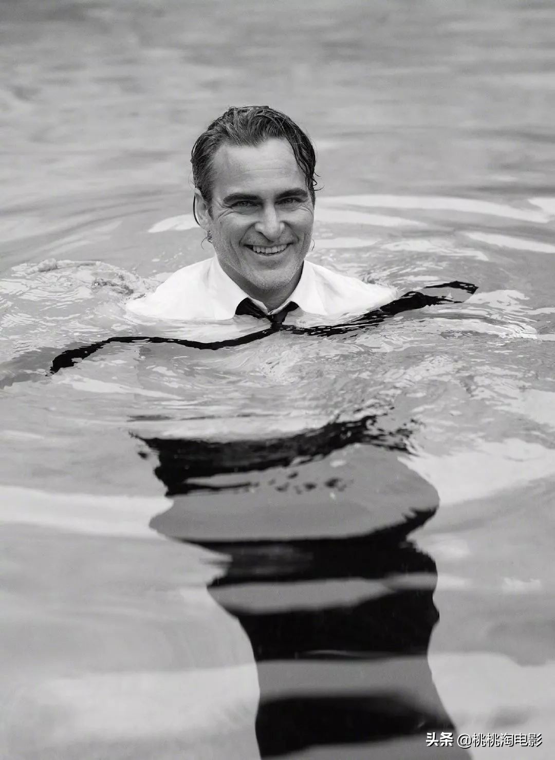 华金菲尼克斯名利场采访,华金菲尼克斯小丑西装