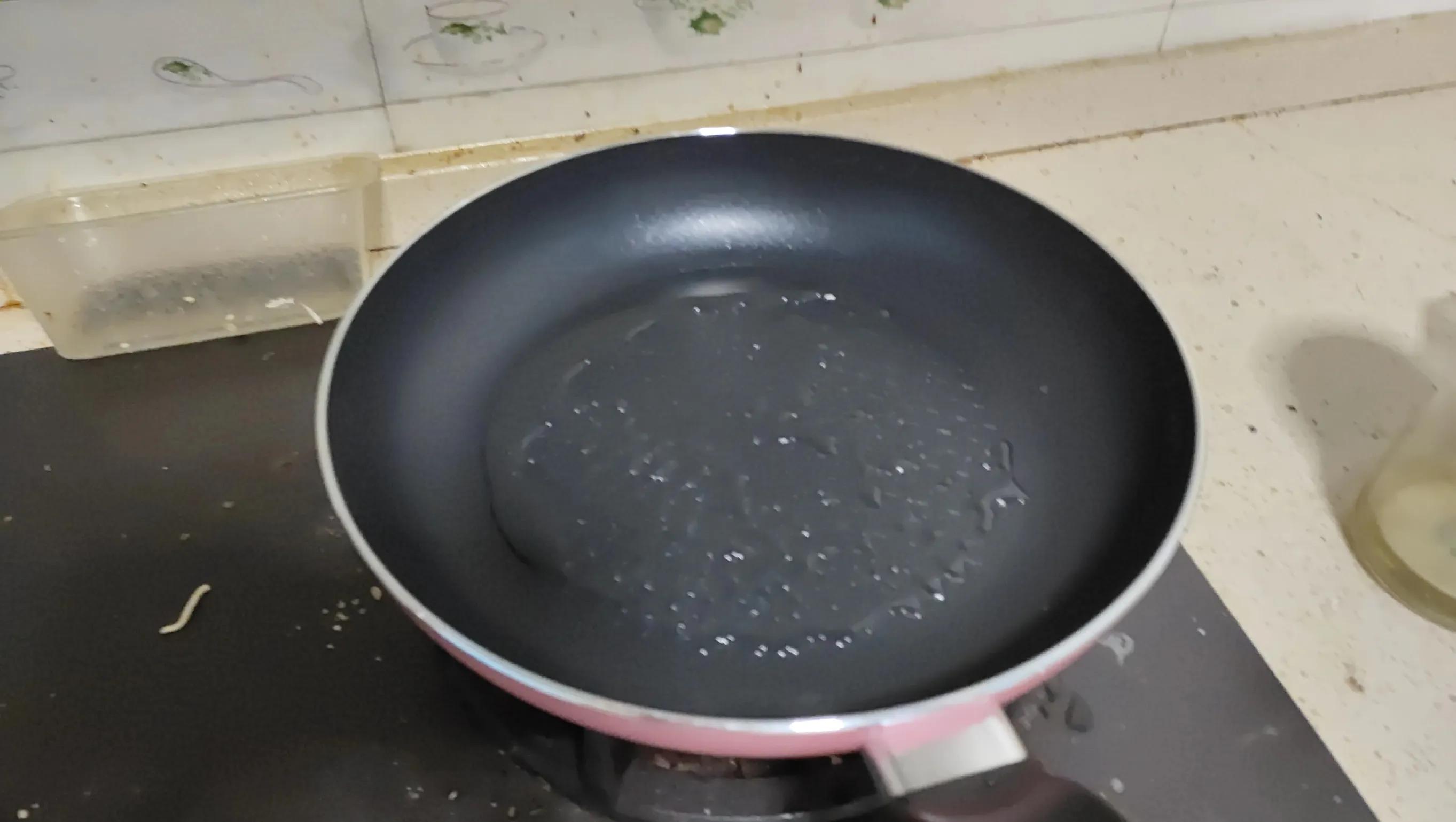 用平底锅做煎饼加上菜,用平底锅煎半成品饼