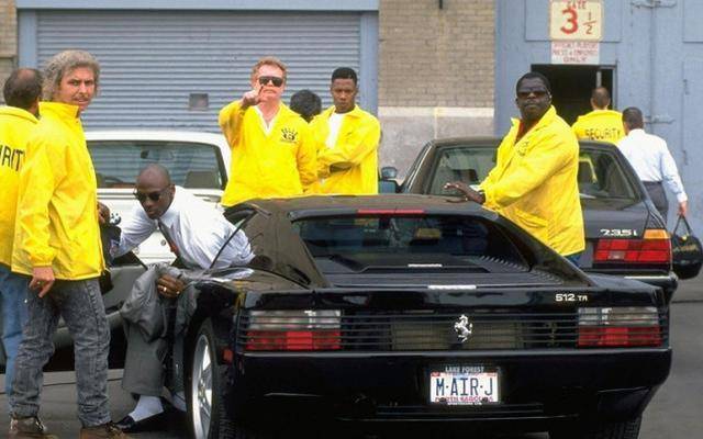 篮球明星詹姆斯的10款豪车 (乔丹詹姆斯车库对比)