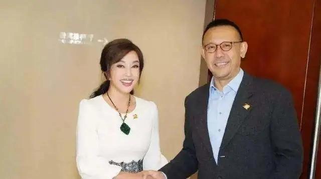 刘晓庆为他离婚，掏空家产只为他的导演梦，为何姜文最终娶了周韵