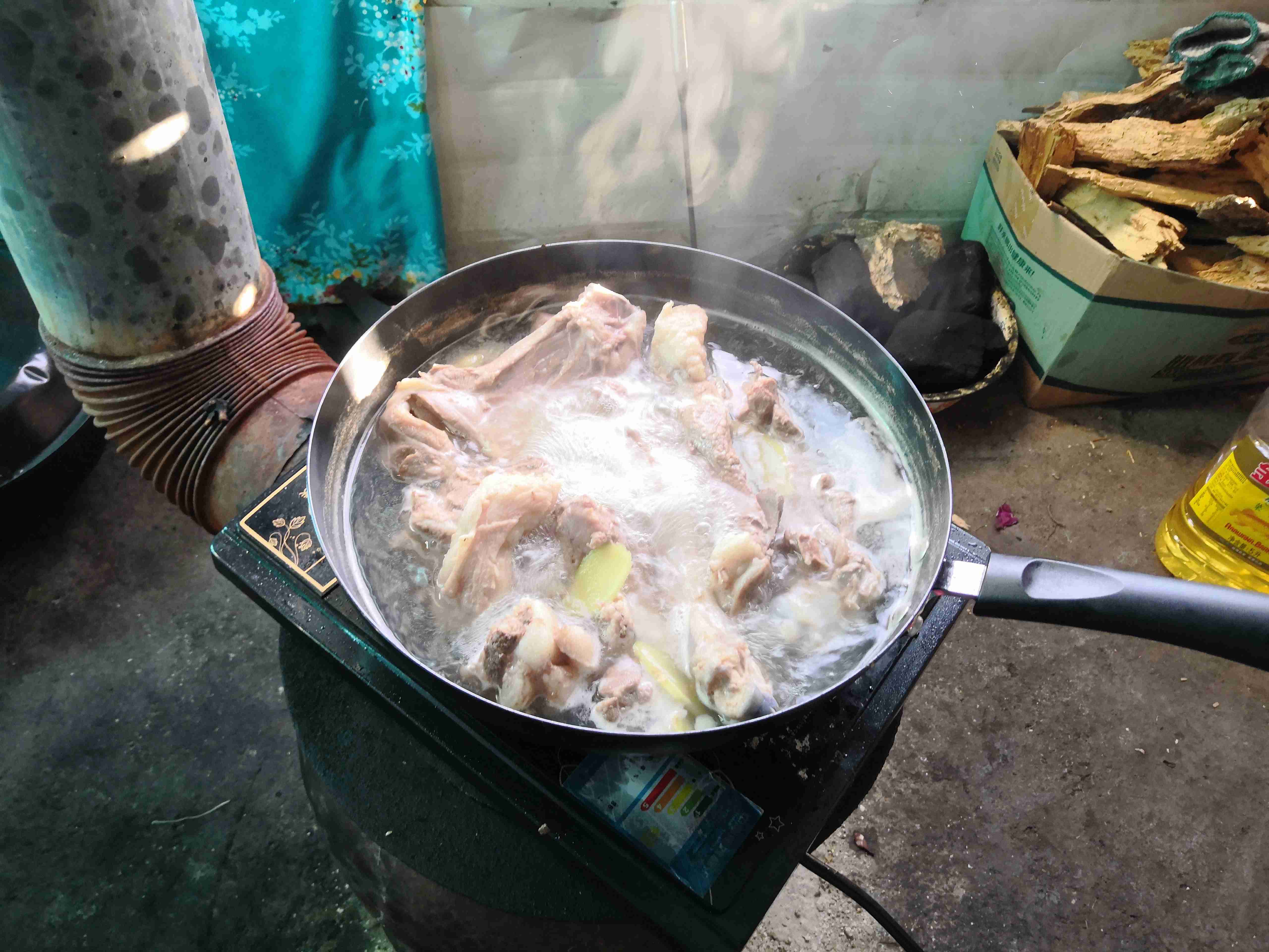 与*疆新**旅店老板共餐，直夸我土豆丝炒的好吃，后请我吃羊肉大餐