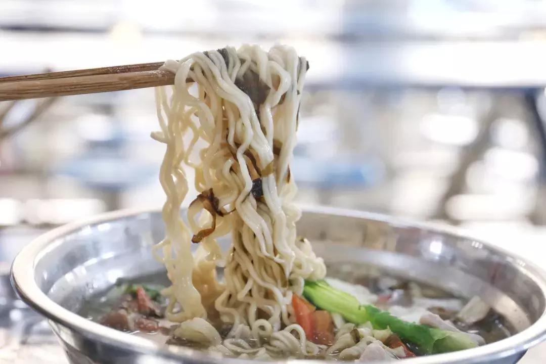 很多人挤破脑袋都想进的学校,万千学子挤破脑袋都要进大学