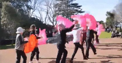 中国大妈们在国外跳广场舞,中国大妈在温哥华商场跳广场舞