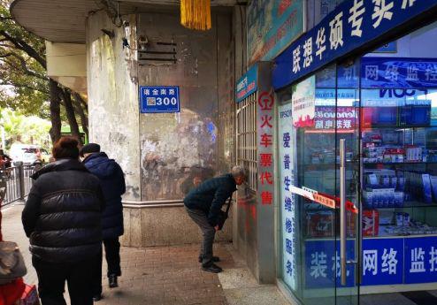 “蹲式窗口”现身贵阳一火车票代售点，工作人员：我也有苦衷…