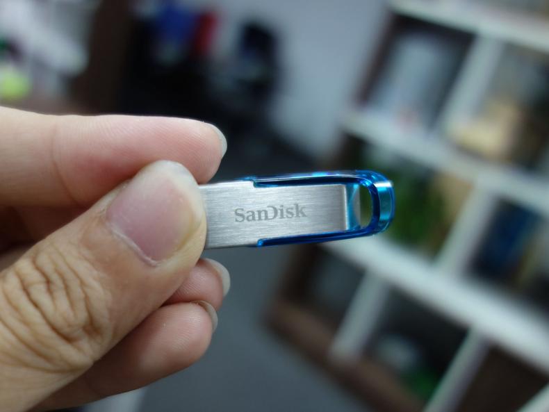 闪迪2.0u盘对比3.0u盘,飚王u盘和闪迪