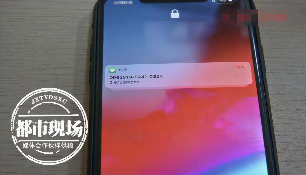 女子银行存120万突然收到短信,一女子接到银行卡60万没了