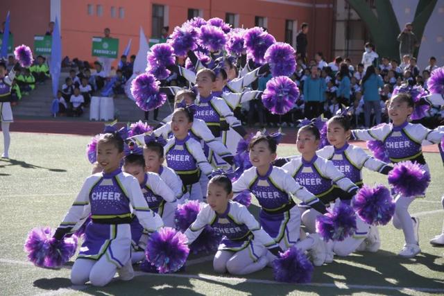 “少年花伞舞，悠扬骏马曲”助威“周末联赛”鄂尔多斯四赛区