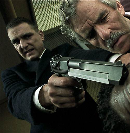 为什么沙漠之鹰威力大,为什么沙漠之鹰打不到人