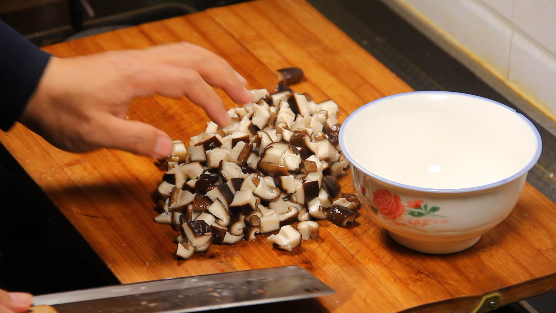 香菇牛肉酱二元一罐,香菇牛肉酱方便携带一小盒
