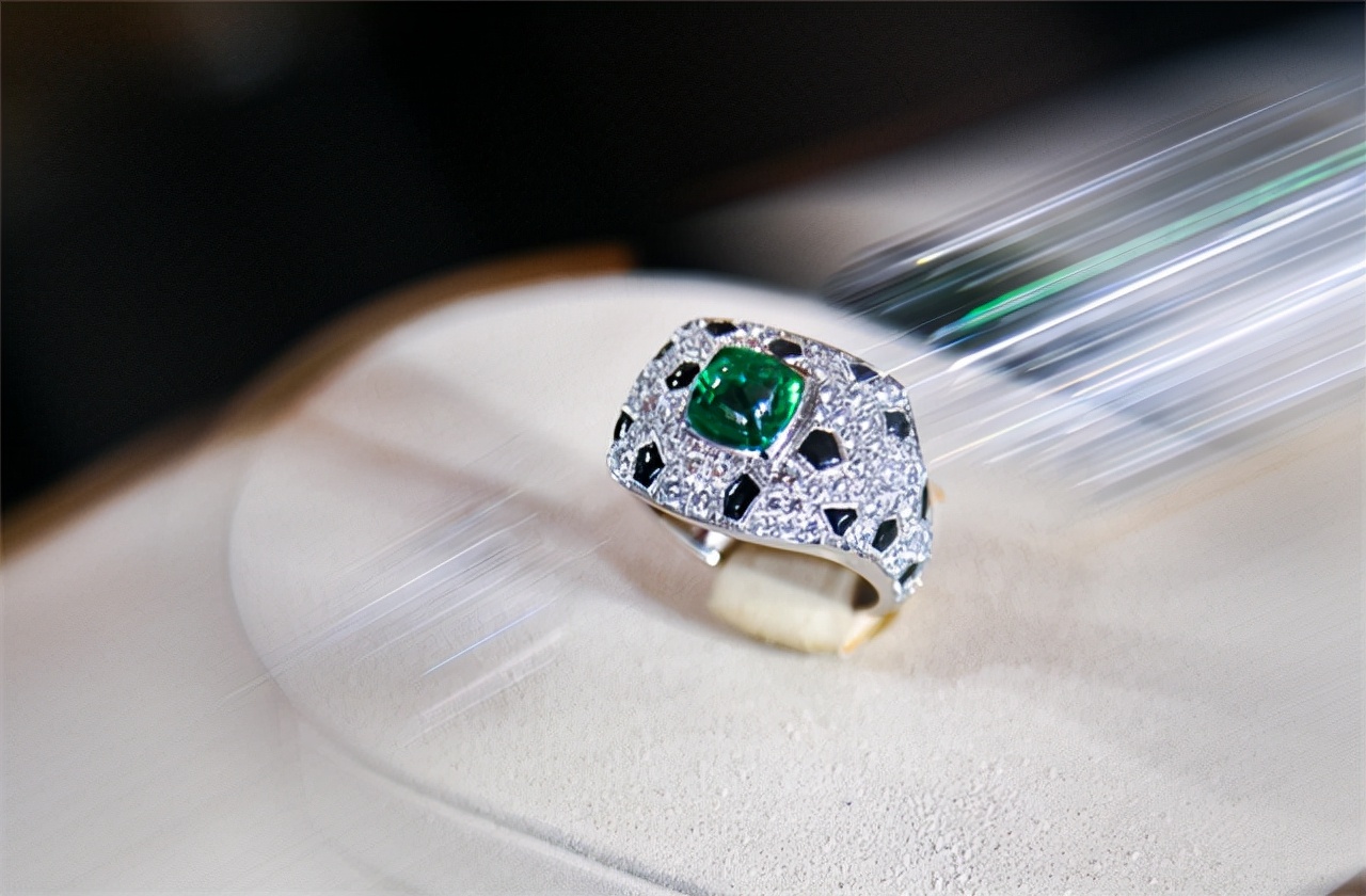 至美深湾，遇见薇妮体雕WENĒE高定华服及卡地亚高级珠宝