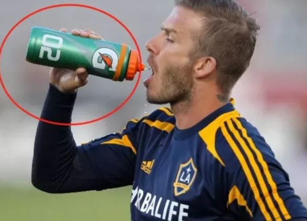 足球运动员为什么喝完水要吐出去,足球运动员喝的水要全部吐出来吗