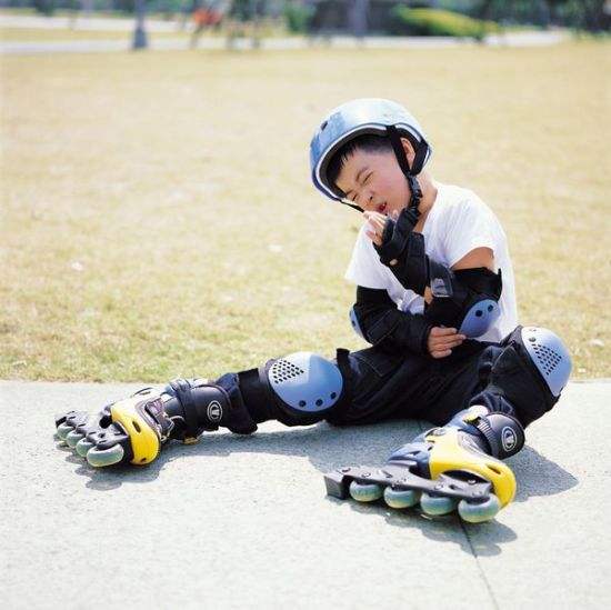 宝宝牙齿摔断了什么时候长,孩子摔断门牙妈妈伤心自责